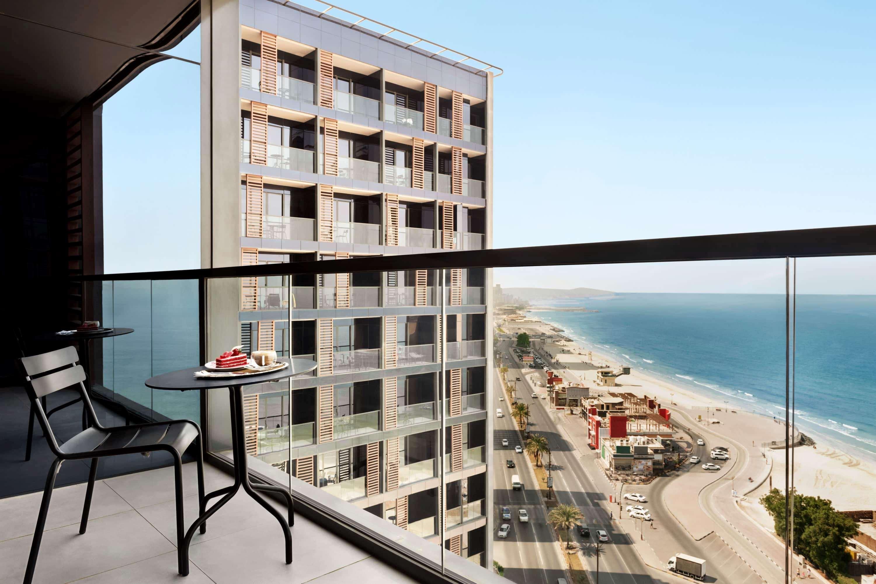 Wyndham ajman corniche. Отель в Аджмане Wyndham Garden. Wyndham Garden Ajman 4 Аджман. Wyndham Garden Ajman Corniche эмират. ОАЭ Wyndham Garden Corniche 4.